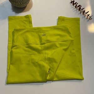🌈3/ $25 Alo yoga neón yellow Capri leggings